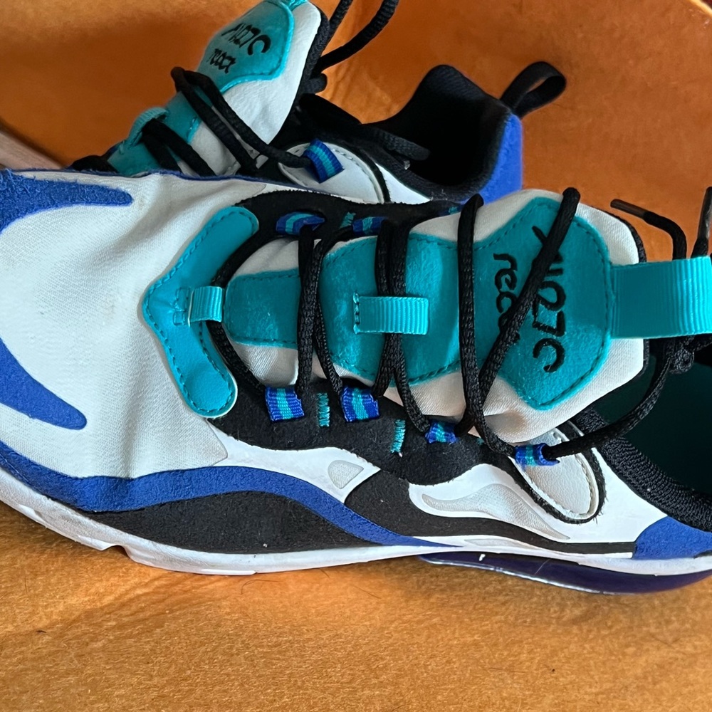 NIKE AIRMAX 270 Blue and White Sneakers